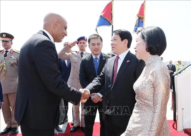 Bộ trưởng Bộ Giáo dục và Đào tạo Ai Cập Mohammed Abdel Latif đón Chủ tịch nước Lương Cường và Phu nhân tại sân bay quốc tế Cairo, Ai Cập. Ảnh: Lâm Khánh/TTXVN tham-3824.jpg