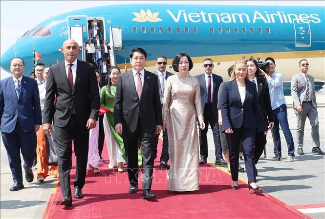 Lễ đón Chủ tịch nước Lương Cường và Phu nhân tại sân bay quốc tế Cairo, Ai Cập. Ảnh: Lâm Khánh/TTXVN tham-3824f.jpg
