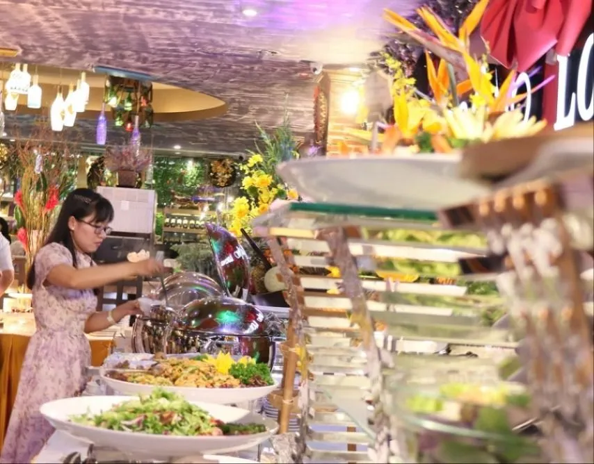 Khách thưởng thức tiệc tại một khách sạn 5 sao ở TPHCM Khách dùng tiệc.jpg
