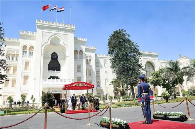 Chủ tịch nước Lương Cường và Tổng thống Ai Cập Abdel Fattah El-Sisi trên bục danh dự nghe quân nhạc cử quốc thiều hai nước. Ảnh: Lâm Khánh/TTXVN ai-cap-5825-11.jpg