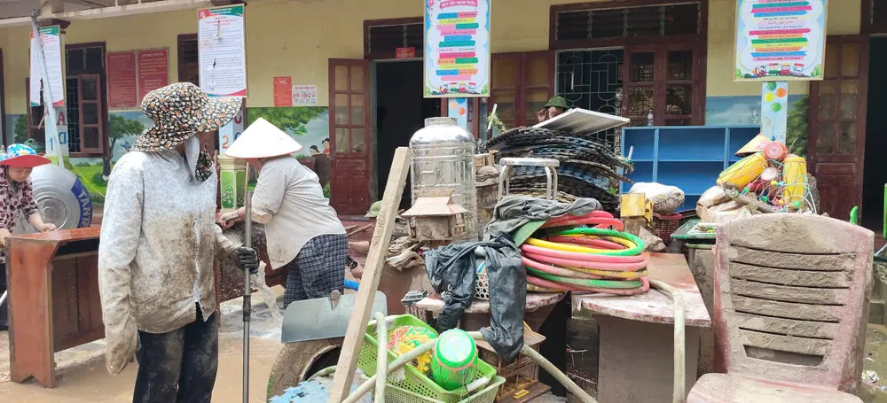 Các thầy, cô giáo nỗ lực dọn dẹp vệ sinh trường lớp Ảnh 2.jpg
