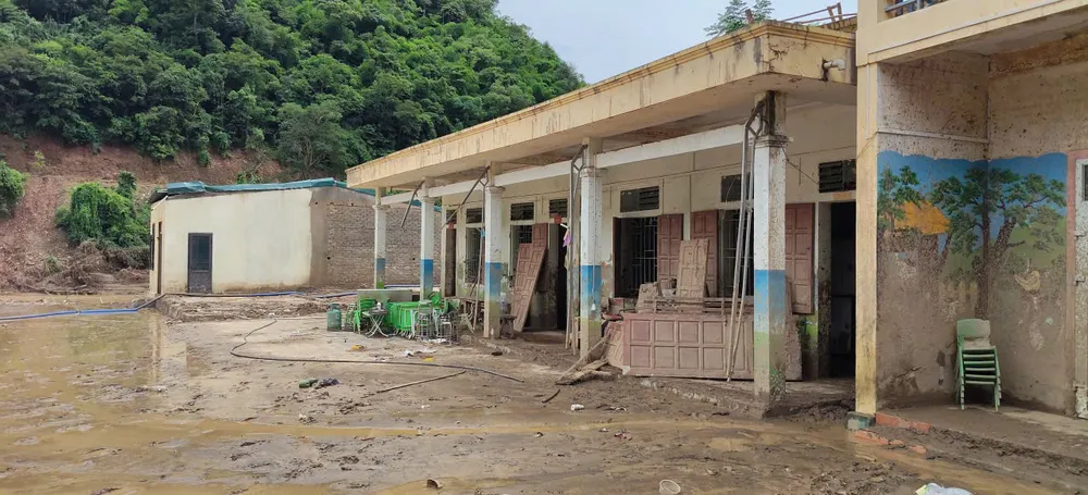 Nhiều phòng học lấm lem bùn đất, đồ đạc hư hỏng nặng Ảnh 4.jpg