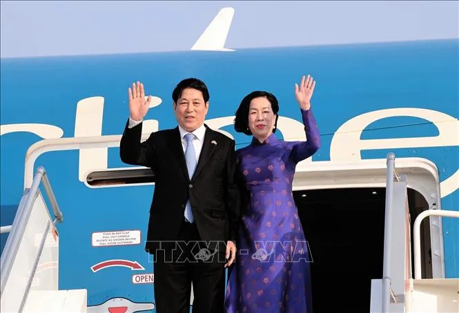 Chủ tịch nước Lương Cường và Phu nhân đến sân bay quốc tế Quatro de Fevereiro, thủ đô Luanda. Ảnh: Lâm Khánh/ TTXVN CTN-angola1.jpg