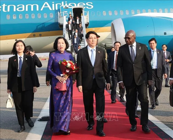 Chủ tịch nước Lương Cường và Phu nhân tới thủ đô Luanda, bắt đầu chuyến thăm cấp Nhà nước Cộng hòa Angola. Ảnh: Lâm Khánh/ TTXVN CTN-angola2.jpg