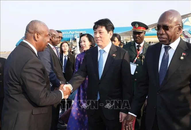 Các quan chức Angola đón Chủ tịch nước Lương Cường và Phu nhân tại sân bay quốc tế Quatro de Fevereiro, thủ đô Luanda. Ảnh: Lâm Khánh/ TTXVN CTN-angola4.jpg