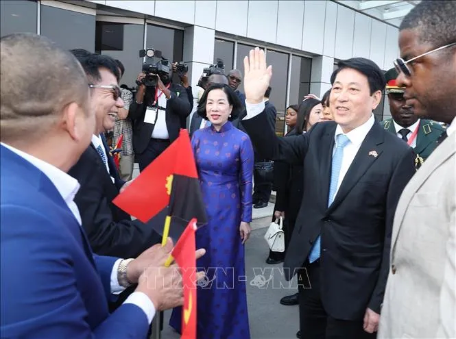 Chủ tịch nước Lương Cường bắt đầu chuyến thăm cấp Nhà nước tới Cộng hòa Angola vna_potal_chu_tich_nuoc_luong_cuong_bat_dau_tham_cap_nha_nuoc_cong_hoa_angola_stand (1).jpg