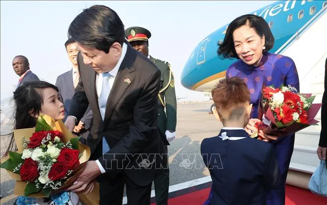 Chủ tịch nước Lương Cường và Phu nhân tới thủ đô Luanda, bắt đầu chuyến thăm cấp Nhà nước Cộng hòa Angola. Ảnh: Lâm Khánh/ TTXVN vna_potal_chu_tich_nuoc_luong_cuong_bat_dau_tham_cap_nha_nuoc_cong_hoa_angola_stand.jpg