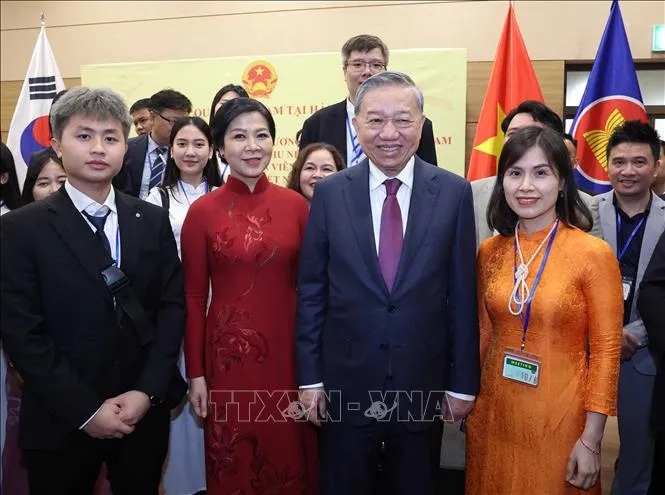 Tổng Bí thư Tô Lâm và Phu nhân với cán bộ, nhân viên Đại sứ quán và cộng đồng người Việt Nam tại Hàn Quốc. Ảnh: Thống Nhất/TTXVN tbt-to-lam-han-quoc-10082025-01.jpg