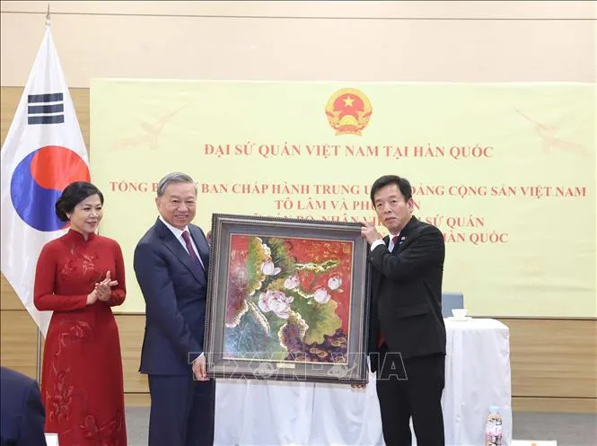 Tổng Bí thư Tô Lâm tặng quà cho cán bộ, nhân viên Đại sứ quán Việt Nam tại Hàn Quốc. Ảnh: Thống Nhất/TTXVN tbt-to-lam-han-quoc-10082025-03.jpg