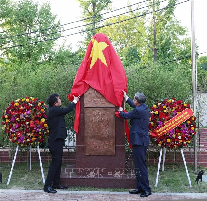 Tổng Bí thư Tô Lâm thực hiện nghi thức khánh thành tượng đài Chủ tịch Hồ Chí Minh tại Đại sứ quán Việt Nam. Ảnh: Thống Nhất/TTXVN tuong-dai1.jpg
