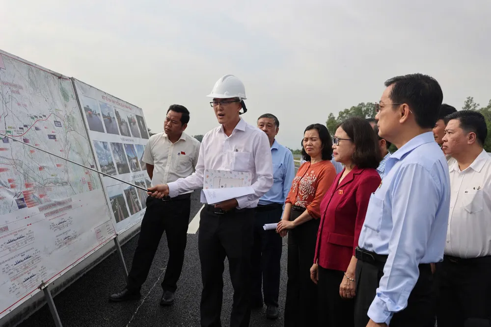 Tổ công tác số 2 của Đoàn đại biểu Quốc hội TPHCM nghe báo cáo. Ảnh: THANH NGA Anh 1.jpg