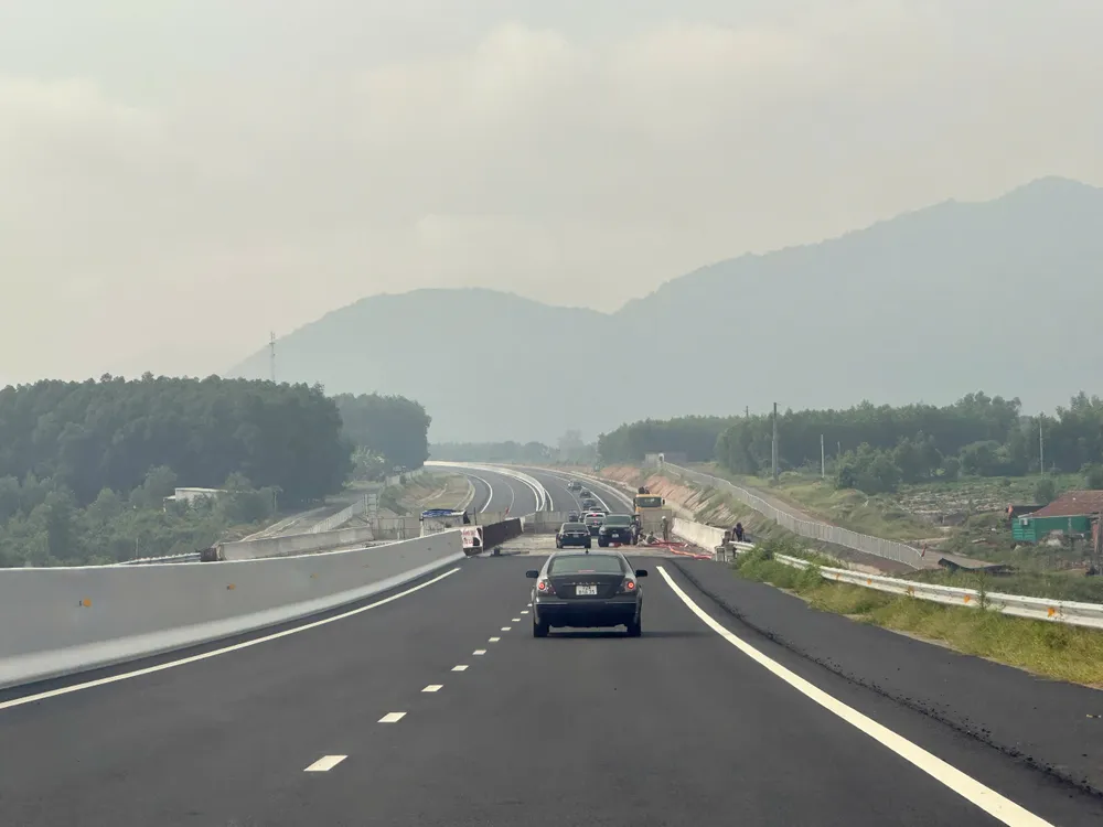 Cao tốc Biên Hòa - Vũng Tàu đoạn qua địa bàn TPHCM. Ảnh: THANH NGA ANh 2.jpg