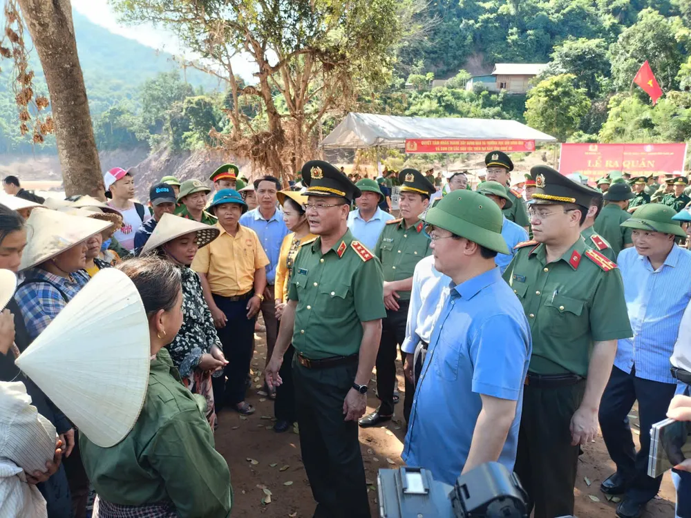 Thượng tướng Phạm Thế Tùng, Thứ trưởng Bộ Công an thăm hỏi, động viên bà con vùng lũ xã Mỹ Lý ảnh2.jpg