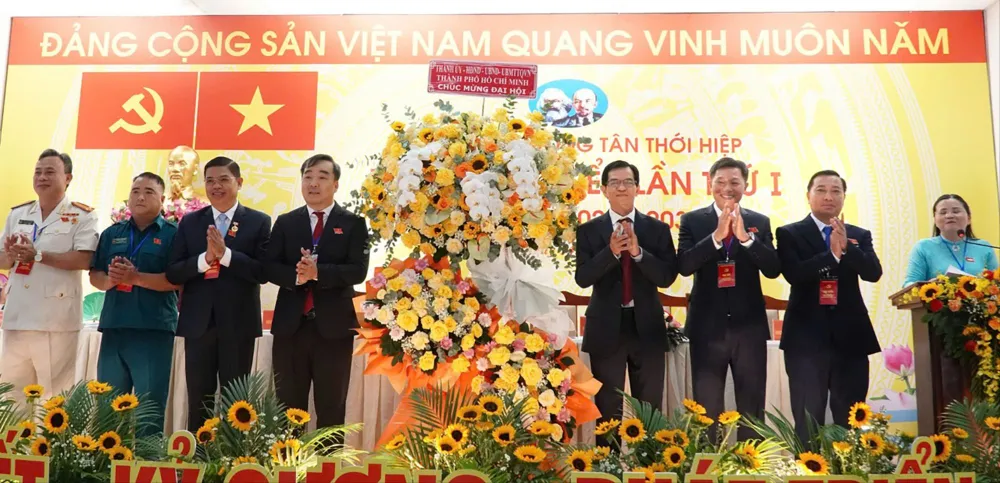 Đồng chí Dương Trọng Hiếu, Phó Trưởng Ban Thường trực Ban Tổ chức Thành ủy TPHCM tặng hoa chúc mừng đại hội 532601346_1290435183094303_2999373341967378575_n (1).jpg