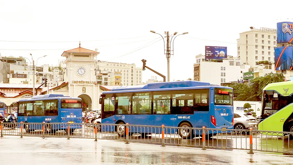 รถบัสไฟฟ้าวิ่งผ่านตลาดเบนถัน นครโฮจิมินห์ ภาพโดย: ฮวง ฮุง P1a.jpg