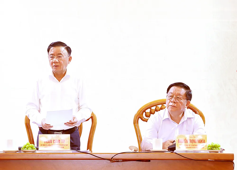 Thường trực Ban Bí thư Trần Cẩm Tú và Trưởng Ban Tuyên giáo và Dân vận Trung ương Nguyễn Trọng Nghĩa tại phiên họp. Ảnh: TTXVN P1e.jpg