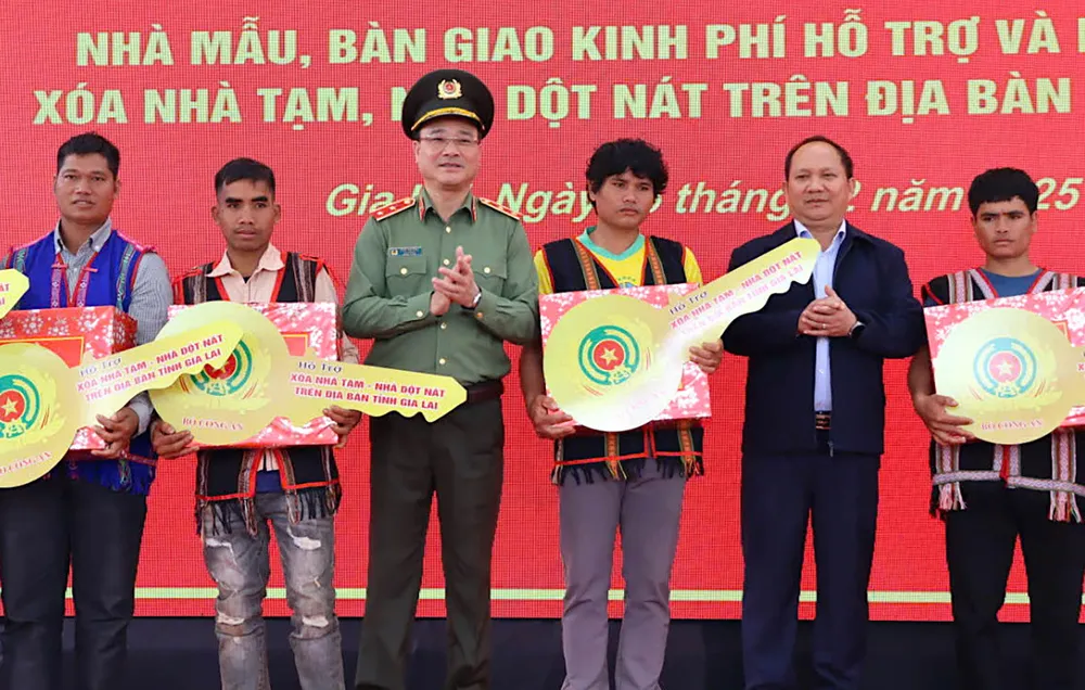 នៅខែកុម្ភៈ ឆ្នាំ 2025 ក្រសួងសន្តិសុខសាធារណៈបានបរិច្ចាគថវិកាដើម្បីគាំទ្រដល់ការលុបបំបាត់ផ្ទះបណ្តោះអាសន្ន និងដែលទ្រុឌទ្រោមនៅក្នុងខេត្ត Gia Lai និងបានបង្ហាញកូនសោជានិមិត្តរូបដល់គ្រួសារដែលទទួលបានការគាំទ្រលំនៅដ្ឋាន។ រូបថត៖ HUU PHUC P4a.jpg