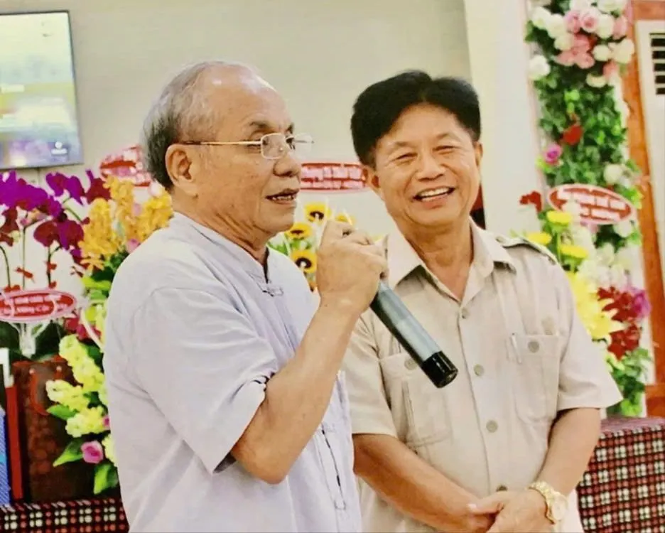 អ្នកកាសែត Pham Dinh Trong (ឆ្វេង) និងជាអ្នកនិពន្ធ P7B.jpg