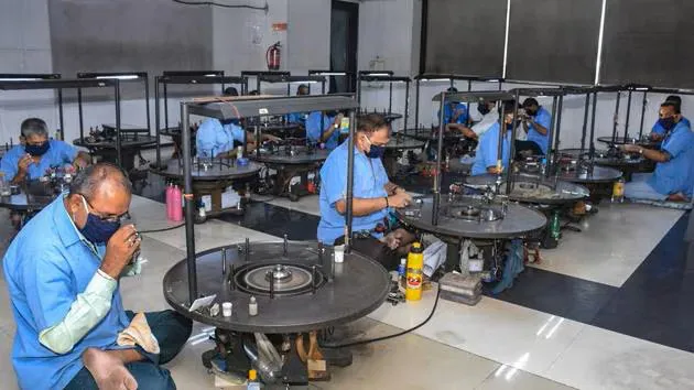 Một xưởng đánh bóng kim cương ở Surat, bang Gujarat, Ấn Độ. Ảnh: PTI P8A.jpg