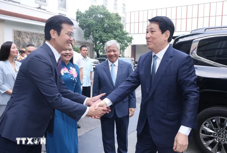 Chủ tịch nước Lương Cường dự hội nghị. Ảnh: TTXVN chu-tich-nuoc-va-thu-tuong-gap-mat-dai-bieu-tieu-bieu-3.jpg