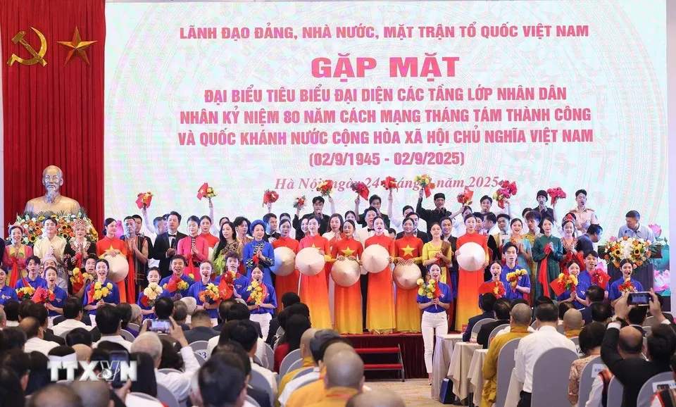Chương trình văn nghệ chào mừng. Ảnh: TTXVN chu-tich-nuoc-va-thu-tuong-gap-mat-dai-bieu-tieu-bieu-4.jpg