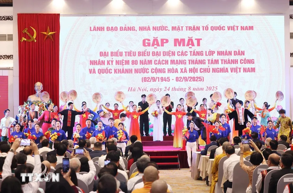 Chương trình văn nghệ chào mừng. Ảnh: TTXVN chu-tich-nuoc-va-thu-tuong-gap-mat-dai-bieu-tieu-bieu-5.jpg