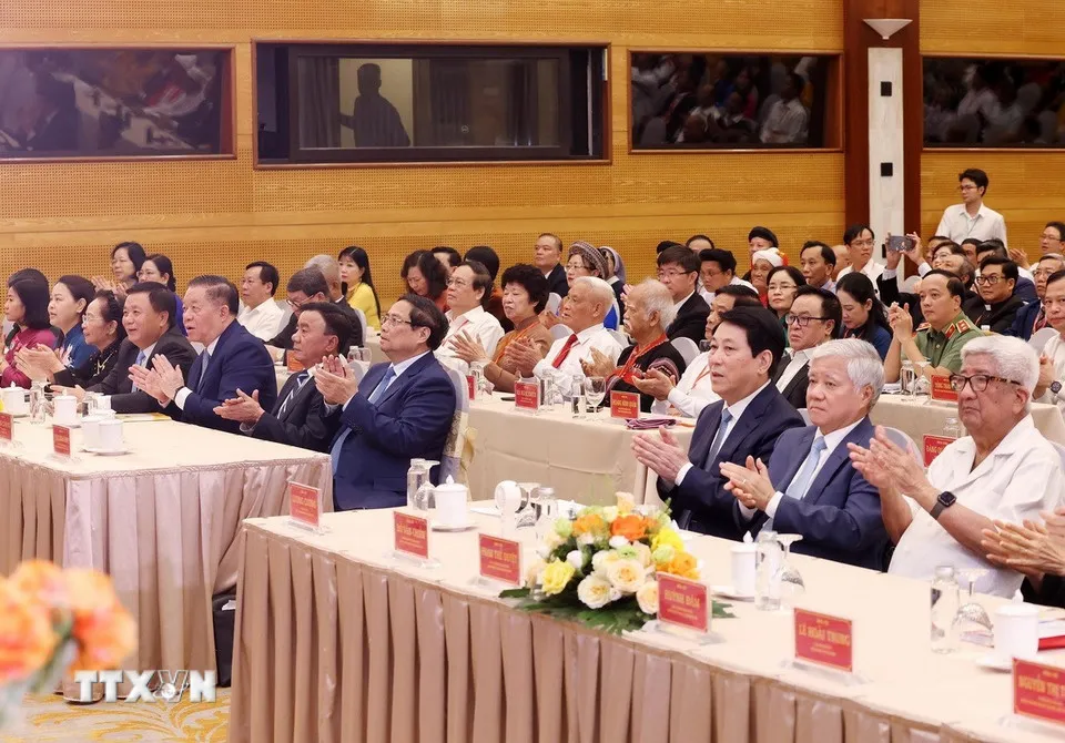 Chủ tịch nước Lương Cường và Thủ tướng Chính phủ Phạm Minh Chính cùng các đồng chí lãnh đạo, nguyên lãnh đạo Đảng, Nhà nước dự hội nghị. Ảnh: TTXVN chu-tich-nuoc-va-thu-tuong-gap-mat-dai-bieu-tieu-bieu-7.jpg