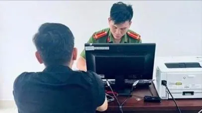 Công an phường Bình Long làm việc với ông H.