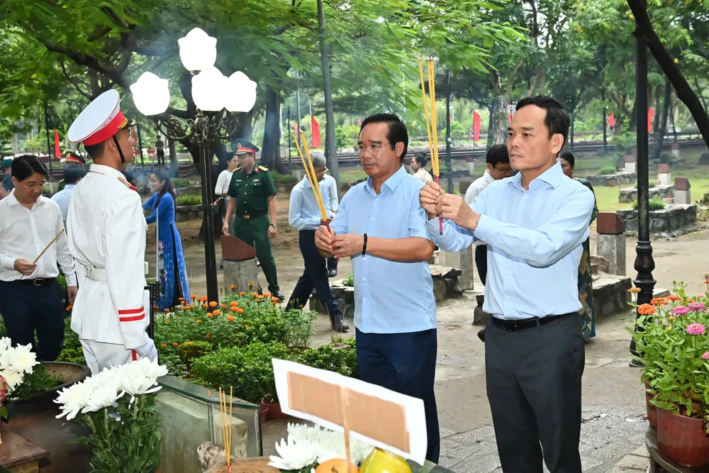 Bí thư Thành ủy TPHCM Trần Lưu Quang cùng đoàn đại biểu dâng hương mộ phần các Anh hùng liệt sĩ. Ảnh: VIỆT DŨNG z6947626396328_f72a3bdcd6b8df8161f05c11af2e145d.jpg