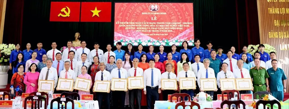 Đảng ủy xã Bình Chánh trao tặng Huy hiệu Đảng đến 12 đảng viên cao tuổi Đảng 539771220_1217462213756859_6633613403448205002_n.jpg