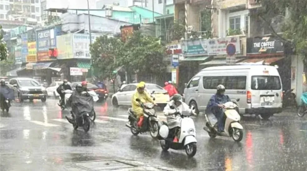 Mưa vào sáng sớm 26-8, tại khu vực phường Phú Thọ Hòa, TPHCM. Ảnh minh họa Screenshot (165).png