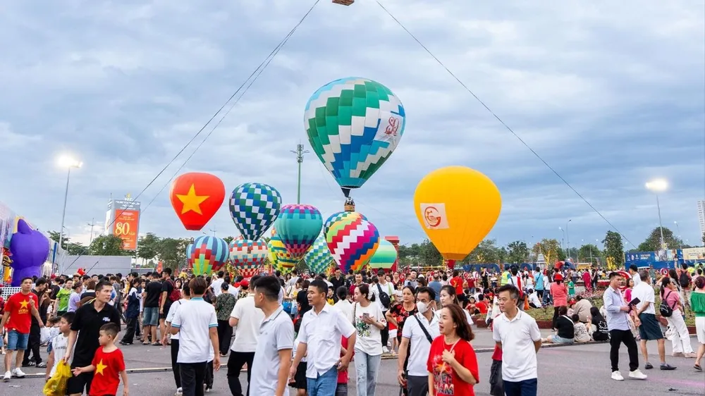 Hơn 2 triệu lượt trong 4 ngày, Hà Nội đón lượng du khách kỷ lục