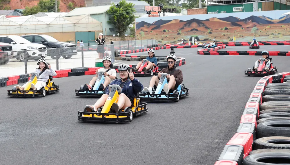 Du khách thích thú trải nghiệm chạy xe Go Kart, sản phẩm du lịch mới được một số điểm tham quan tại các phường Lang Biang - Đà Lạt, Cam Ly - Đà Lạt (tỉnh Lâm Đồng) đưa vào hoạt động. Ảnh: ĐOÀN KIÊN B11a.jpg