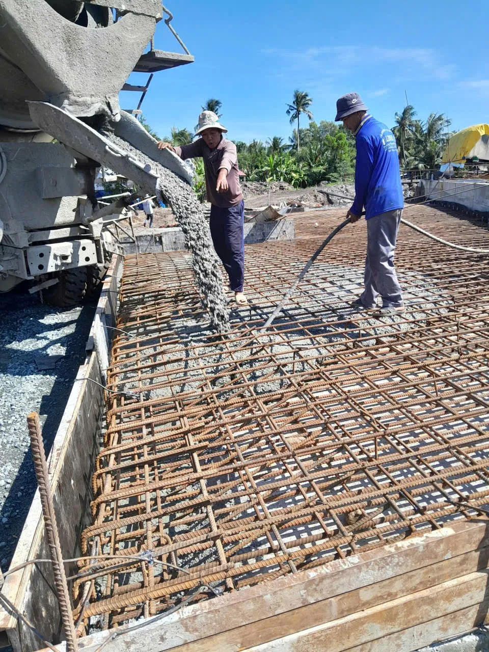 Công nhân thi công xuyên lễ trên công trường cao tốc Hậu Giang - Cà Mau. Ảnh: NGỌC PHÚC B11b.jpg