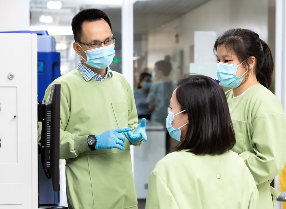 GS-TS Lê Văn Tấn (trái) cùng các cộng sự tại Đơn vị Nghiên cứu lâm sàng - Đại học Oxford B9 GS-TS Lê Văn Tấn.jpg