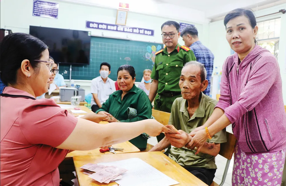 Cán bộ phường Tân Thuận trao quà đến ông Nguyễn Văn Thái (80 tuổi) Screenshot 2025-09-02 062350.png