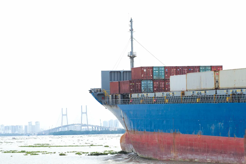 Tàu container từ Biển Đông qua cầu Phú Mỹ tiến vào trung tâm TPHCM - biểu tượng cho vai trò đầu mối logistics của thành phố trong liên kết và phát triển vùng Screenshot 2025-09-02 082457.png