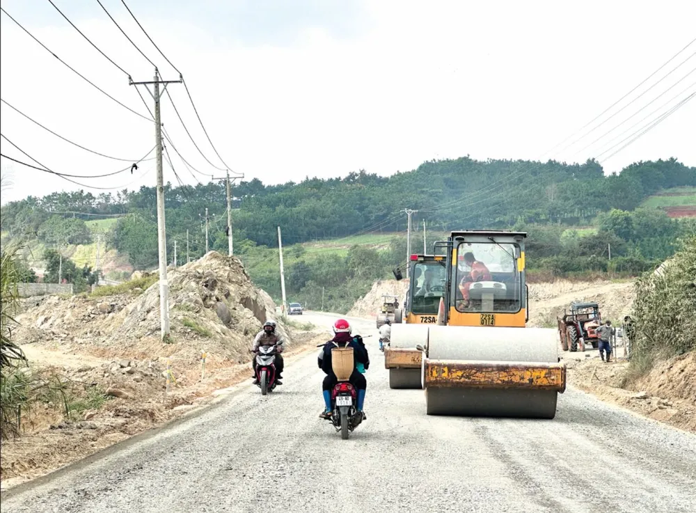 ทางหลวงหมายเลข 28B กำลังอยู่ในระหว่างการก่อสร้างอย่างเร่งด่วน เพื่อขยายแกนตะวันออก-ตะวันตกของจังหวัดลัมดงไปยังทางด่วนสายเหนือ-ใต้ (ช่วงที่ผ่านจังหวัดลัมดง) ภาพโดย: DOAN KIEN Screenshot 2025-09-02 083355.png