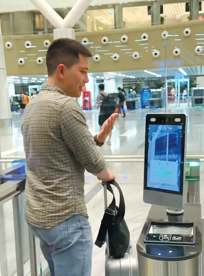 Người dân TPHCM dùng xác thực khuôn mặt qua cổng an ninh hàng không nhà ga T3 sân bay Tân Sơn Nhất Screenshot 2025-09-02 084902.png