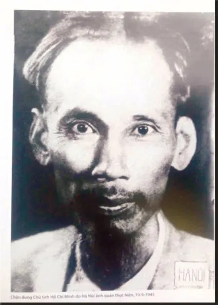 Chân dung Chủ tịch Hồ Chí Minh do hiệu ảnh Photo Ate-lier của ông Trần Văn Lưu thực hiện ngày 10-9-1945 Screenshot (34).png