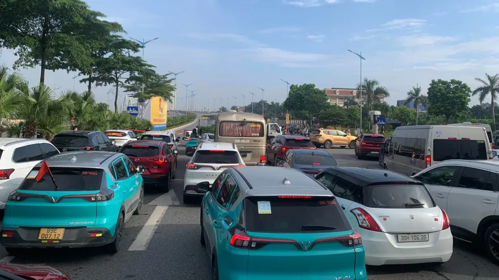 Ùn tắc các tuyến đường vào khu Triển lãm Thành tựu đất nước với chủ đề “80 năm Độc lập - Tự do - Hạnh phúc” tại xã Đông Anh, TP Hà Nội. Ảnh: CTV