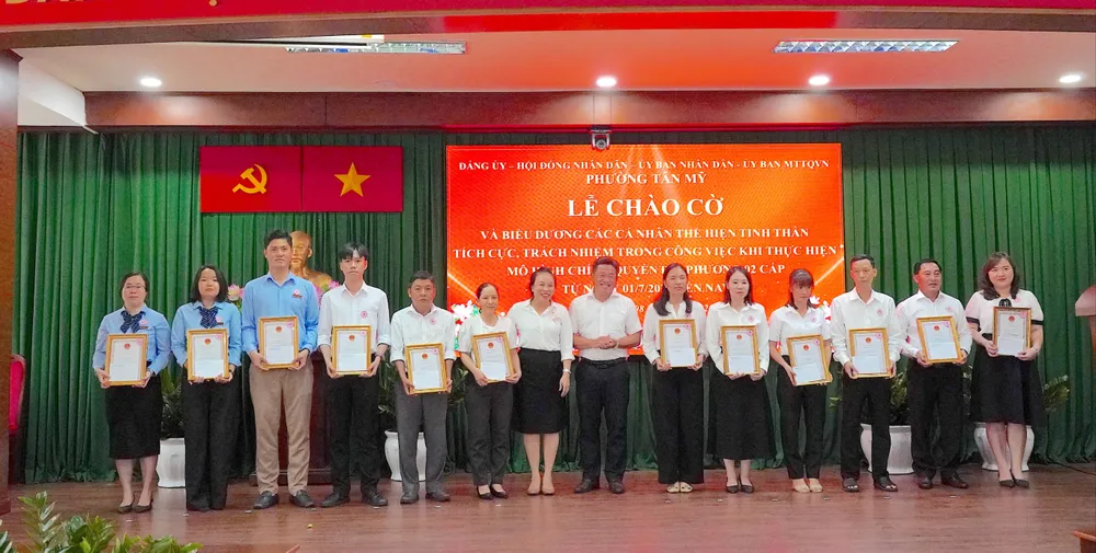 Các cá nhân nhận Giấy biểu dương tích cực khi thực hiện mô hình chính quyền địa phương 2 cấp 6HH06601.JPG