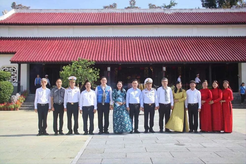 Đoàn công tác TPHCM đến đặc khu Côn Đảo, mở đầu hành trình thăm cán bộ, chiến sĩ và nhân dân trên các đảo Tây Nam bb9399a3-19c8-4b34-9b2d-d910b2dcdb5b.jpg