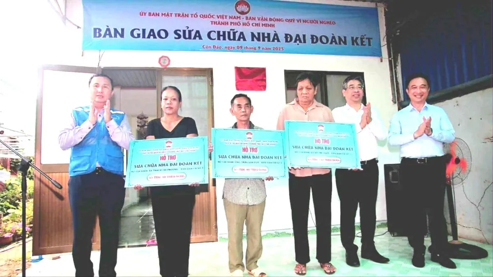 Đoàn công tác TPHCM trao hỗ trợ sửa chữa Nhà đại đoàn kết cho các hộ dân tại Côn Đảo dd8d5b3d-309b-4a9b-8438-82bfa7b41329.jpg