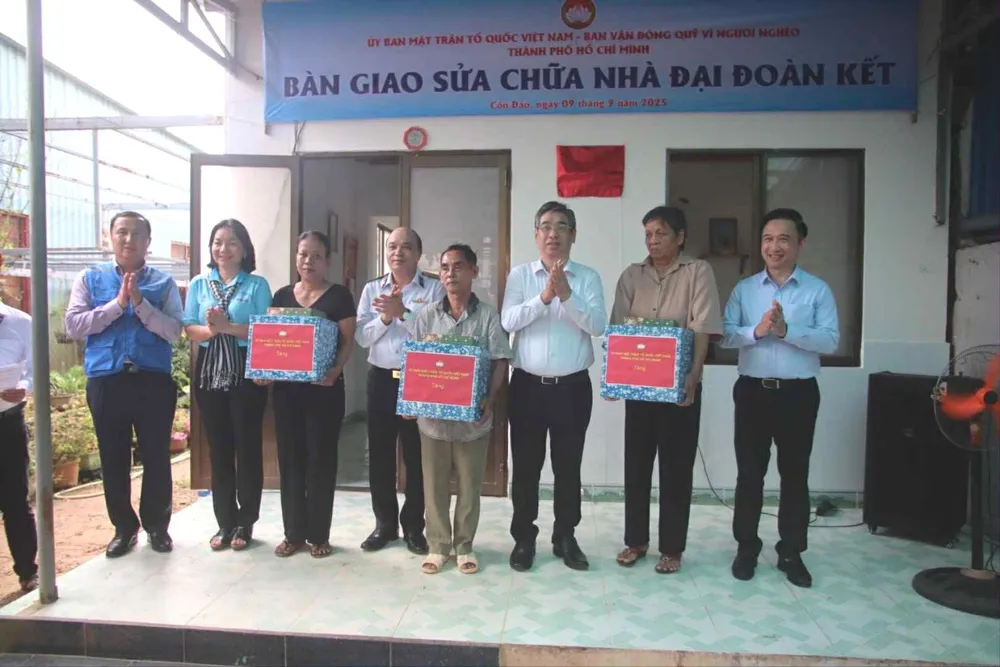 Đoàn công tác TPHCM trao hỗ trợ sửa chữa nhà đại đoàn kết cho các hộ dân tại Côn Đảo Đoàn công tác TPHCM trao hỗ trợ sửa chữa nhà Đại đoàn kết