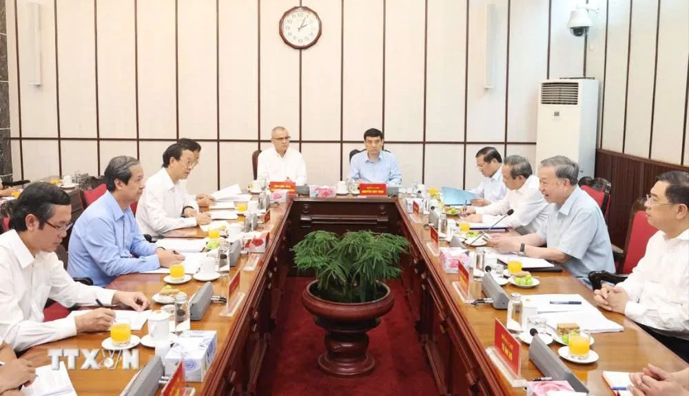 Tổng Bí thư Tô Lâm chủ trì cuộc họp về tình hình triển khai thực hiện Nghị quyết số 71-NQ/TW của Bộ Chính trị. Ảnh: TTXVN z6994681444913_5689ceae744d2b21a243d61b57a93b54.jpg