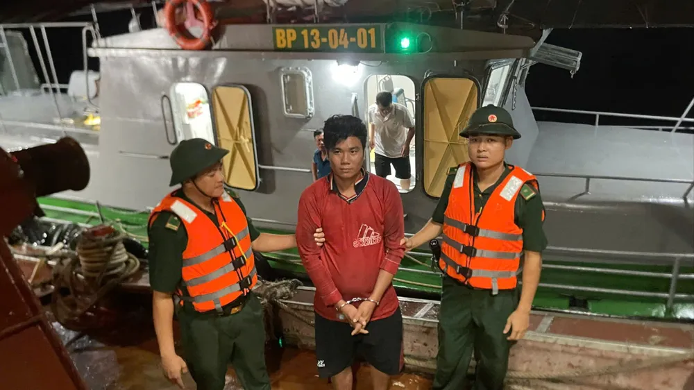 Bắt giữ đối tượng Ngô Văn Thả (ở giữa) đưa về Đồn Biên phòng Côn Đảo phục vụ điều tra