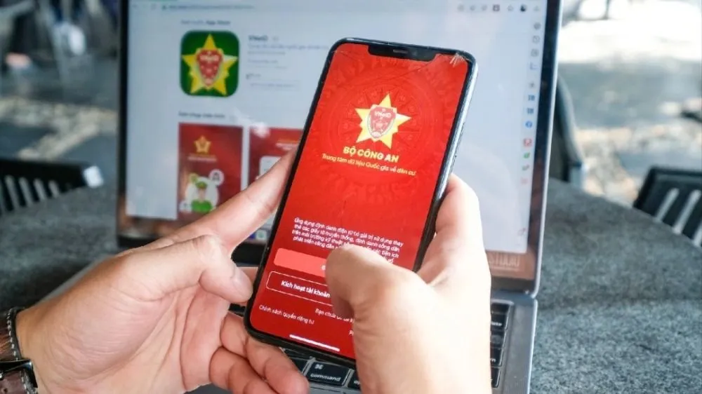 Hành khách sử dụng căn cước, căn cước công dân hoặc tài khoản định danh điện tử VNeID thực hiện thu nhận sinh trắc học tại quầy làm thủ tục, hoặc trên ứng dụng VNeID vn-1757780788996467977819.jpg