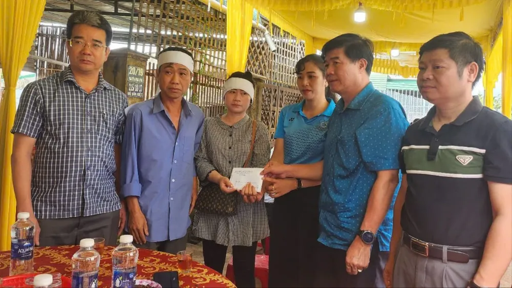 Ông Nguyễn Thiên Văn, Phó Chủ tịch UBND tỉnh Đắk Lắk (thứ 2 từ phải qua) thăm hỏi gia đình các nạn nhân trong vụ thảm án z7010126449534_e381e7ebcb134c2bf7ad947737fe61f6.jpg
