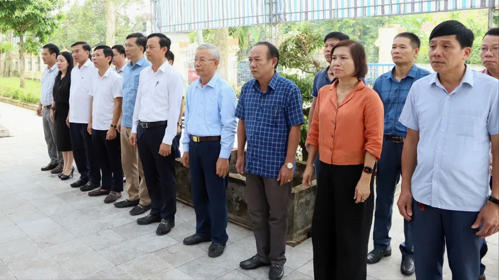 Đại biểu tham dự Lễ giỗ lần thứ 94 của Tổng Bí thư Trần Phú tại nhà thờ z7010174913964_deea617649f5aedcf59a3c61f5d3cd41.jpg